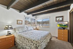 Voodi või voodid majutusasutuse 052 - Condor Cove - Big Bear Getaway toas +13 fotot