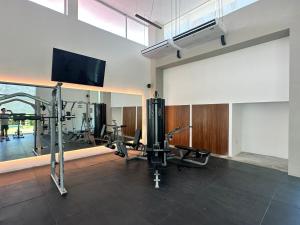 アカプルコにあるCondo Mayan Lakesのジム(カーディオ機器、薄型テレビ付)