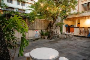 クタにあるPalm Garden Kutaの中庭(テーブル、椅子付)