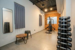 クタにあるPalm Garden Kutaのワインボトル1本が壁に貼られた客室です。