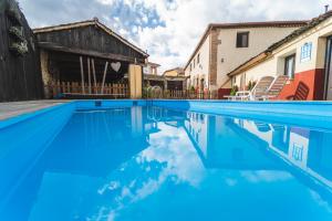 Campo de CuéllarにあるLaguna Herreraの家の中の青い水のスイミングプール