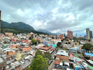 vistas a una ciudad con edificios y montañas en Apartamento en Centro Internacional y La Macarena, en Bogotá
