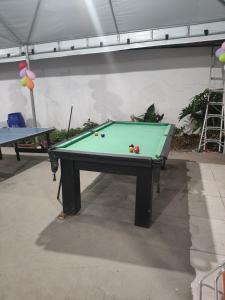 フロリアノポリスにあるSanta Catarina Hostelのビリヤード台(ボール付)が備わります。