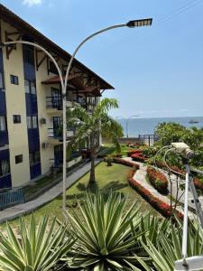 a street light in front of a building at Apto lindo em Alter do chão in Alter do Chao