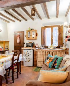 une cuisine et un salon avec un canapé et une table dans l'établissement Casa di nonna Lina, à La Lima