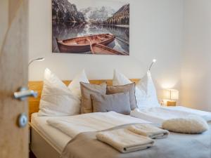 - un lit avec 2 serviettes assises au-dessus dans l'établissement Tina, à Wurdach