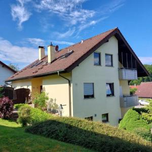 シュタイネンにあるFerienwohnung Lueg Ins Wiesentalの茶色の屋根の白い家