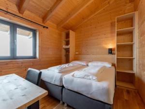 Postel nebo postele na pokoji v ubytování Alpina Lodge