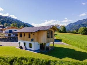 Vista generica sulle montagne o vista sulle montagne dall'interno della casa vacanze