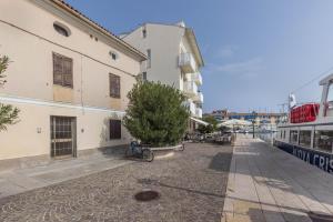a bike parked next to a building on a street at Appartamento Al porticciolo in Grado