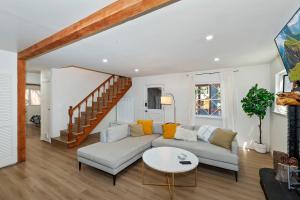 ビッグ・ベア・シティにある157 - Angelenos Cabin - Big Bear Getawayのソファとテーブルのあるリビングルーム