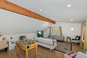 ビッグ・ベア・シティにある157 - Angelenos Cabin - Big Bear Getawayのソファとテーブルのあるリビングルーム
