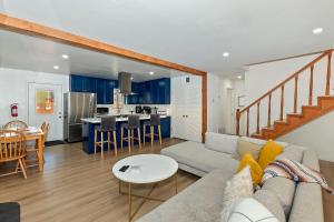 ビッグ・ベア・シティにある157 - Angelenos Cabin - Big Bear Getawayのソファとテーブルのあるリビングルーム