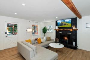 ビッグ・ベア・シティにある157 - Angelenos Cabin - Big Bear Getawayのソファと暖炉のあるリビングルーム