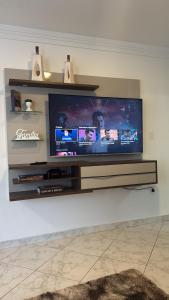 Μια τηλεόραση ή/και κέντρο ψυχαγωγίας στο Premium Feira apartamento