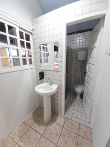 een badkamer met een wastafel en een toilet bij Vilacessivel Pousada in Porto De Galinhas