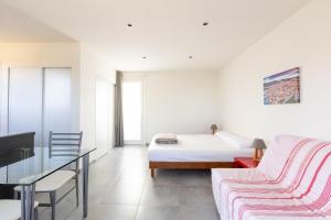 Galeriebild der Unterkunft Studio dans résidence avec piscine in Calvi