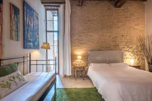 Un dormitorio con una cama y una pared de ladrillo. en Radicondoli Studio, en Radicondoli