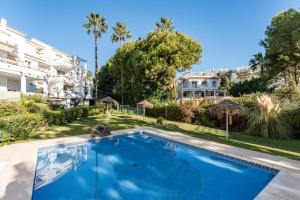 Sitio de CalahondaにあるApartment Mijas Sun and Beachの家の裏庭にあるプール