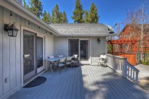 una terraza con sillas y una mesa en una casa en 118 - Pinecrest Getaway - Big Bear Getaway, en Big Bear Lake