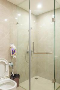 Gò CôngにあるNice Homeのガラス張りのシャワーとトイレ付きのバスルーム +11枚の写真