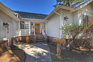 una casa en venta con un cartel delante en 118 - Pinecrest Getaway - Big Bear Getaway, en Big Bear Lake