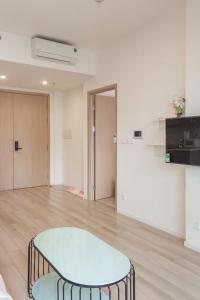 Gò CôngにあるNice Homeの部屋の中にテーブルがあるリビングルーム