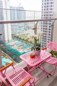 Gò CôngにあるNice Homeのピンクのテーブルと椅子付きのバルコニー