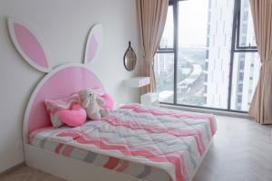 Gò CôngにあるNice Homeのベッドルーム(ピンクベッド1台、ぬいぐるみ付)