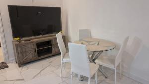 Baboon IslandVilla View -Cozy Retreat的一间带桌子和平面电视的用餐室