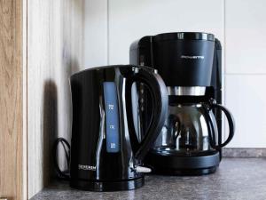 シュマレンベルクにあるKornkammerのコーヒーメーカー、カウンターに座るコーヒーポット