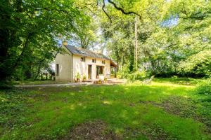 a small house in the middle of a yard at Gîte rénové pleine nature Kerdary in Nivillac +18 photos