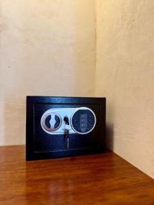 a clock with a picture of two people on it at CASA VICTORIA in Chichén-Itzá