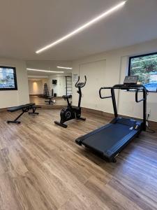 Un gimnasio con dos cintas de correr y una cinta de correr en una habitación. en Studio Live 2 Moderno e Aconchegante, en Uberlândia
