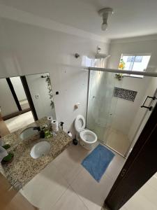 a bathroom with a shower and a toilet and a sink at Apto próx Hospital Regional até 6 pessoas com garagem e wifi in Nova Mutum