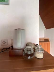 サンバラン・ラワンにあるRoman Homestay syariahのガラス瓶とブレンダーが置かれたカウンター