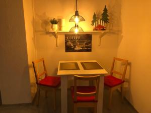 une table avec deux chaises, une table et une table dans l'établissement Moderne Vollmöblierte Wohnung, à Zwickau 7 autres photos