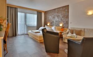 Łóżko lub łóżka w pokoju w obiekcie Hotel Silvretta - im Sommer INKLUSIVE Super-Sommer-Card
