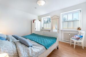 une chambre avec un lit et deux fenêtres dans l'établissement Fewo Luv und Lee am Schulensee, à Molfsee