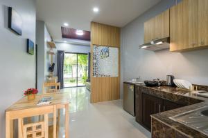 Kuchyň nebo kuchyňský kout v ubytování Mook Anda Villa