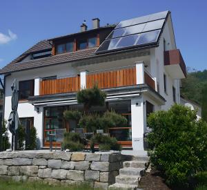 uma casa com painéis solares no telhado em Haus Säntisblick em Sipplingen