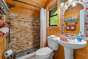 Ένα μπάνιο στο Bear Paw Bungalow +34 φωτογραφίες