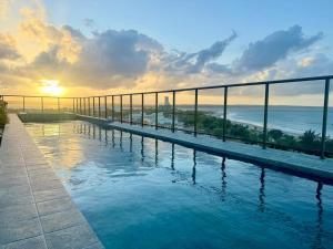 卡贝德卢Flat Vista-Mar的一座位于一座海洋建筑顶部的游泳池