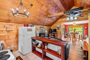 Η κουζίνα ή μικρή κουζίνα στο Bear Paw Bungalow