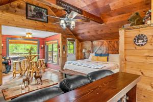 Ένα ή περισσότερα κρεβάτια σε δωμάτιο στο Bear Paw Bungalow