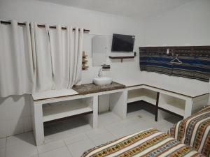 ウユニにあるCABAÑAS SAL y PIEDRAのバスルーム(シンク、テレビ付)