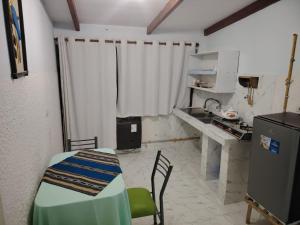 ウユニにあるCABAÑAS SAL y PIEDRAの小さなキッチン(テーブル、テーブル、カウンター付) +10枚の写真