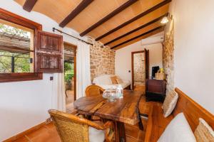 ペトラにあるEs Sestadorの木製のテーブルと椅子のあるリビングルーム