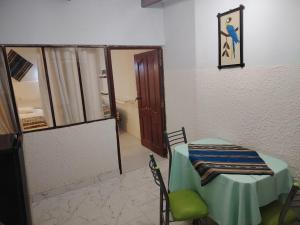 ウユニにあるCABAÑAS SAL y PIEDRAのテーブル、椅子、鏡が備わる客室です。