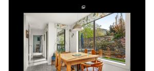 クライドにあるMiners Lane Guest Houseのテーブルと大きな窓のあるダイニングルーム +16枚の写真